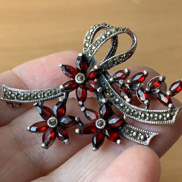 VINTAGE GARNET AND MARCASITE LARGE FLORAL DESIGN PIN BROOCH 925